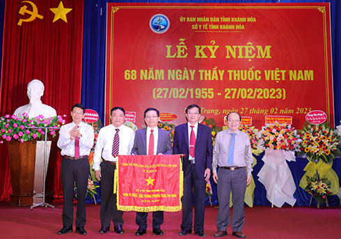 Sở Y tế nhận cờ thi đua của Chính phủ