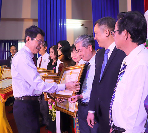 Ông Đinh  Văn Thiệu trao danh hiệu thầy tuốc ưu tú cho các cá nhân