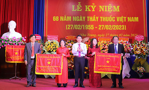 Các tập thể nhận cờ thi đua của UBND tỉnh Khánh Hòa