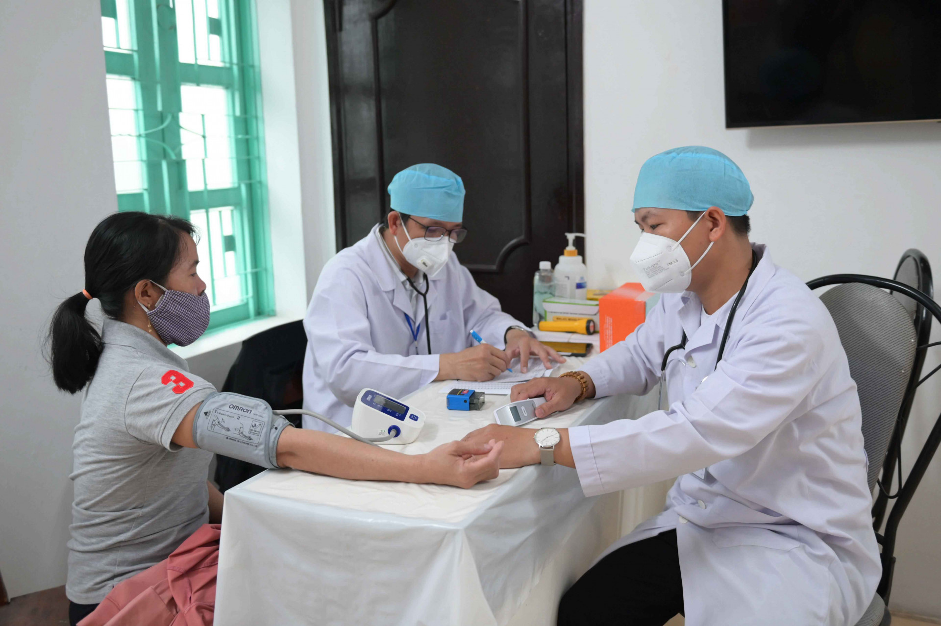 Bác sĩ của Viện Pasteur Nha Trang cũng tham gia khám bệnh cho người nghèo tại Phòng khám từ thiện A.Yersin. 