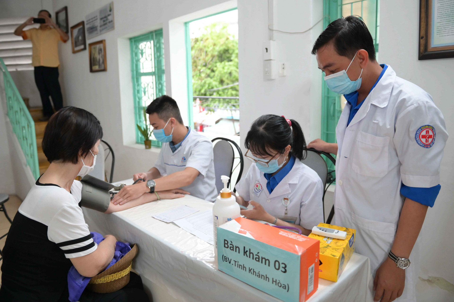 Những bác sĩ trẻ của Bệnh viện đa khoa tỉnh Khánh Hòa cũng xung phong đến phòng khám. 