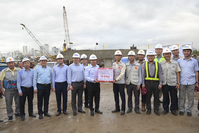 Đoàn tặng quà động viên các đơn vị thi công.