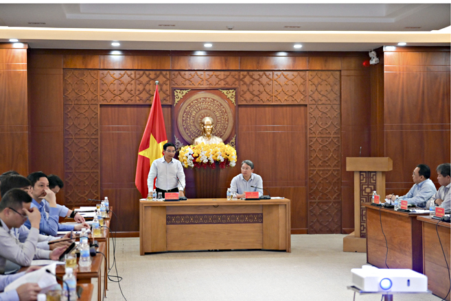 Bộ trưởng Bộ Giao thông vận tải và Bí thư Tỉnh ủy chủ trì cuộc họp với các cơ quan chức năng sau khi kiểm tra thực địa.