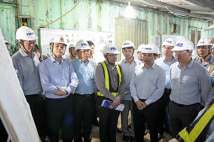 Bộ trưởng Bộ Giao thông vận tải Nguyễn Văn Thắng và Bí thư Tỉnh ủy Nguyễn Hải Ninh kiểm tra thực tế tại công trường thi công cầu Xóm Bóng.