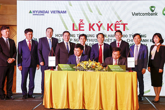 Lãnh đạo tỉnh chứng kiến lễ ký kết hợp đồng tín dụng  của Vietcombank Khánh Hòa và Công ty TNHH Đóng tàu Hyundai Việt Nam. Ảnh: Công Định