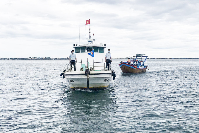 Lực lượng chức năng lai dắt tàu cá vi phạm về xử lý. Ảnh: HẢI TÂM  Lực lượng chức năng lai dắt tàu cá vi phạm về xử lý. Ảnh: HẢI TÂM