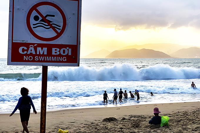 Cẩn trọng khi tắm vào mùa biển động