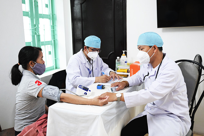 Y, bác sĩ của Viện Pasteur Nha Trang tham gia khám bệnh tại phòng khám.