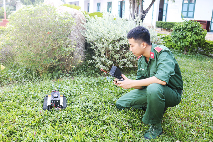  Học viên Trần Thanh Tuyền điều khiển mô hình robot trinh sát đa nhiệm.