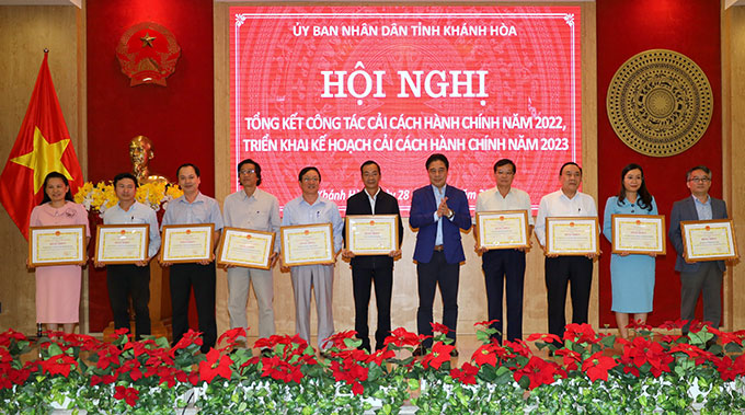 Ông Nguyễn Khắc Toàn trao bằng khen cho các tập thể.