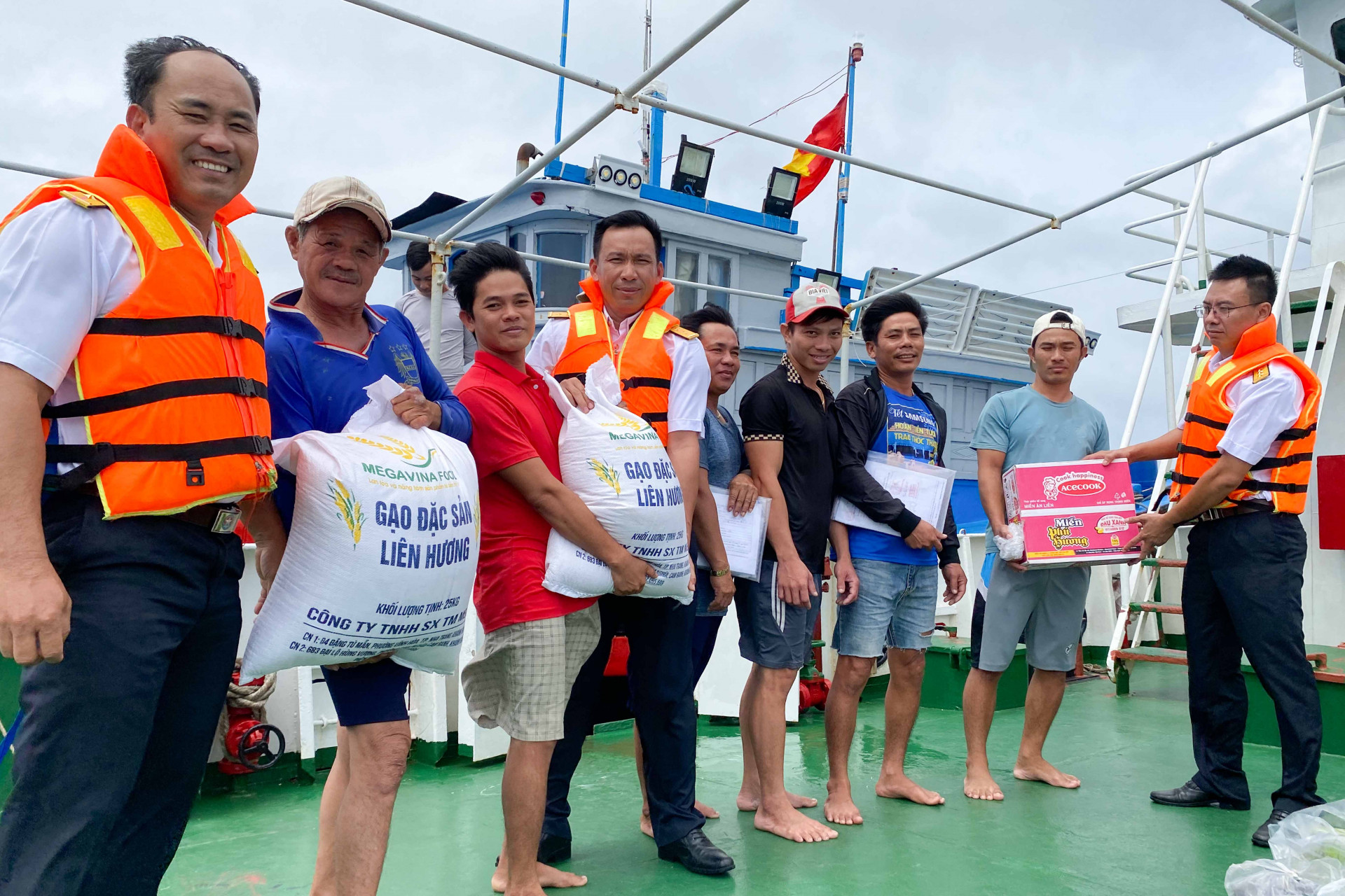 Cán bộ, thủy thủ Tàu 404 tiếp cận và hỗ trợ lương thực, thực phẩm cho tàu cá BTH96583TS của ngư dân tỉnh Bình Thuận đang khai thác hải sản ở Trường Sa.