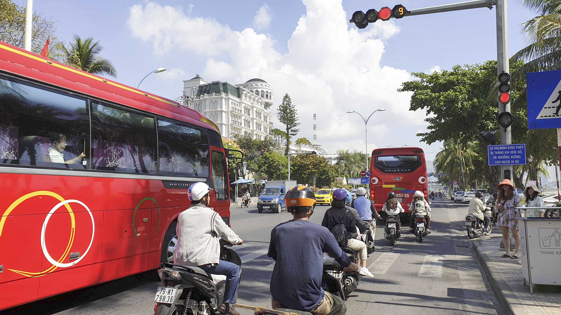 Xe chở khách du lịch trên 29 chỗ lưu thông vào trung tâm TP. Nha Trang.