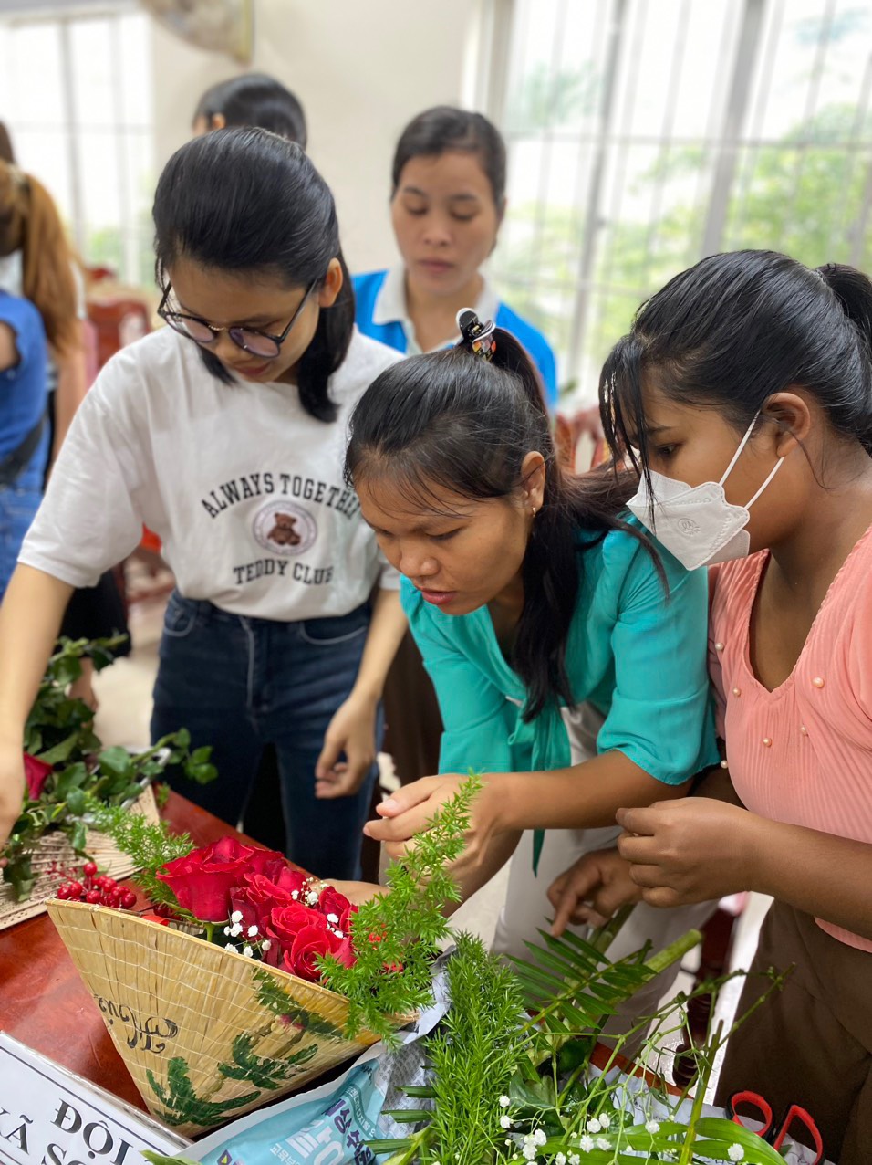 Các đội thi tham gia tranh tài tại hội thi cắm hoa.