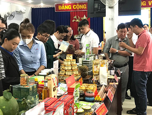 Các nhà phân phối tìm hiểu về các sản phẩm của doanh nghiệp tỉnh Khánh Hòa