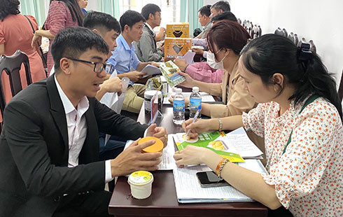 Đại diện Công ty TNHH nông nghiệp Thành Hưng (bìa trái) giới thiệu sản phẩm với nhà phân phối