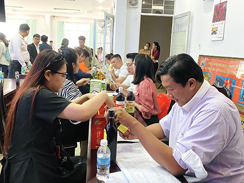 Đại diện các doanh nghiệp và nhà phân phối đàm phán về sản phẩm