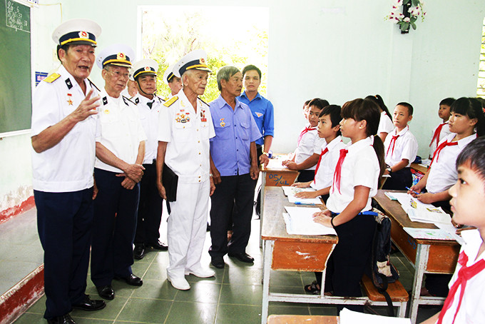 Các cựu binh “tàu không số” kể chuyện về vận chuyển vũ khí chi viện  chiến trường miền Nam với học sinh Trường THCS Nguyễn Phan Vinh (xã Ninh Vân).