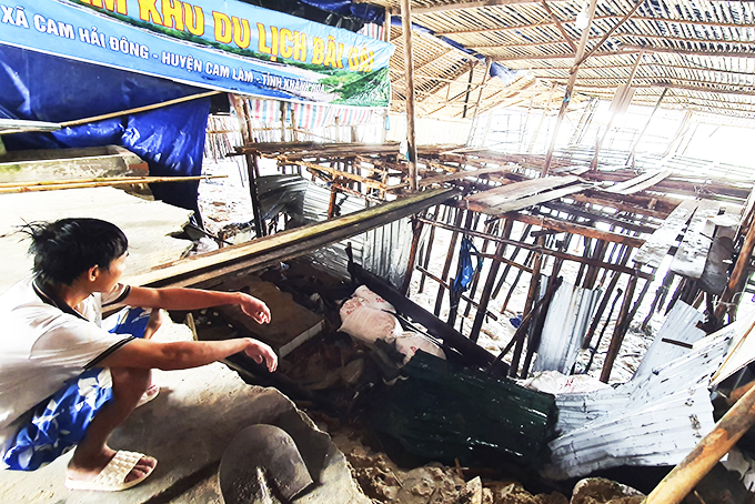 Sóng lớn đánh sập nhiều hàng quán ven biển Bãi Dài