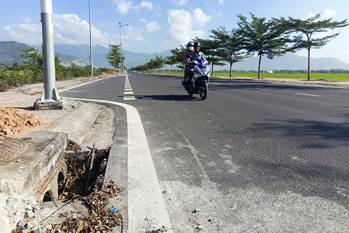 Nhiều nắp chắn rác bị mất