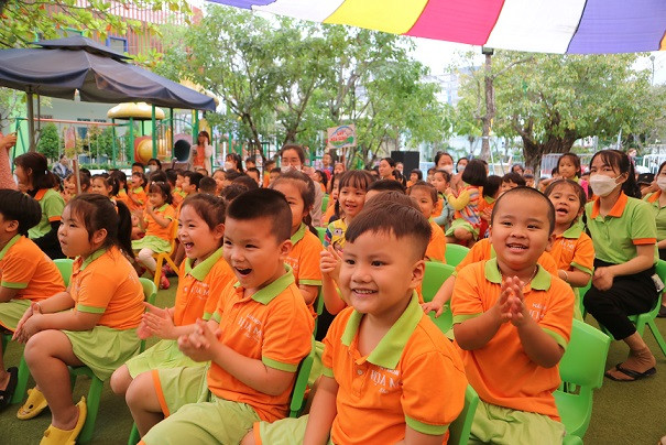 Các bé hào hứng. 