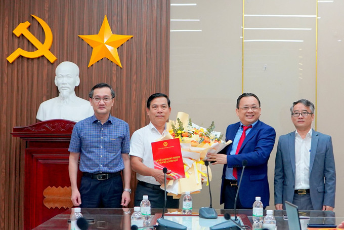 Ông Lê Hữu Hoàng trao quyết định điều động và bổ nhiệm ông Cao Thanh Vũ giữ chức vụ Phó Giám đốc Sở Tài nguyên và Môi trường.