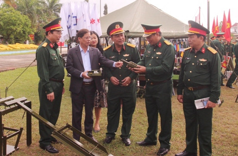 Các đại biểu thăm quan mô hình học cụ.