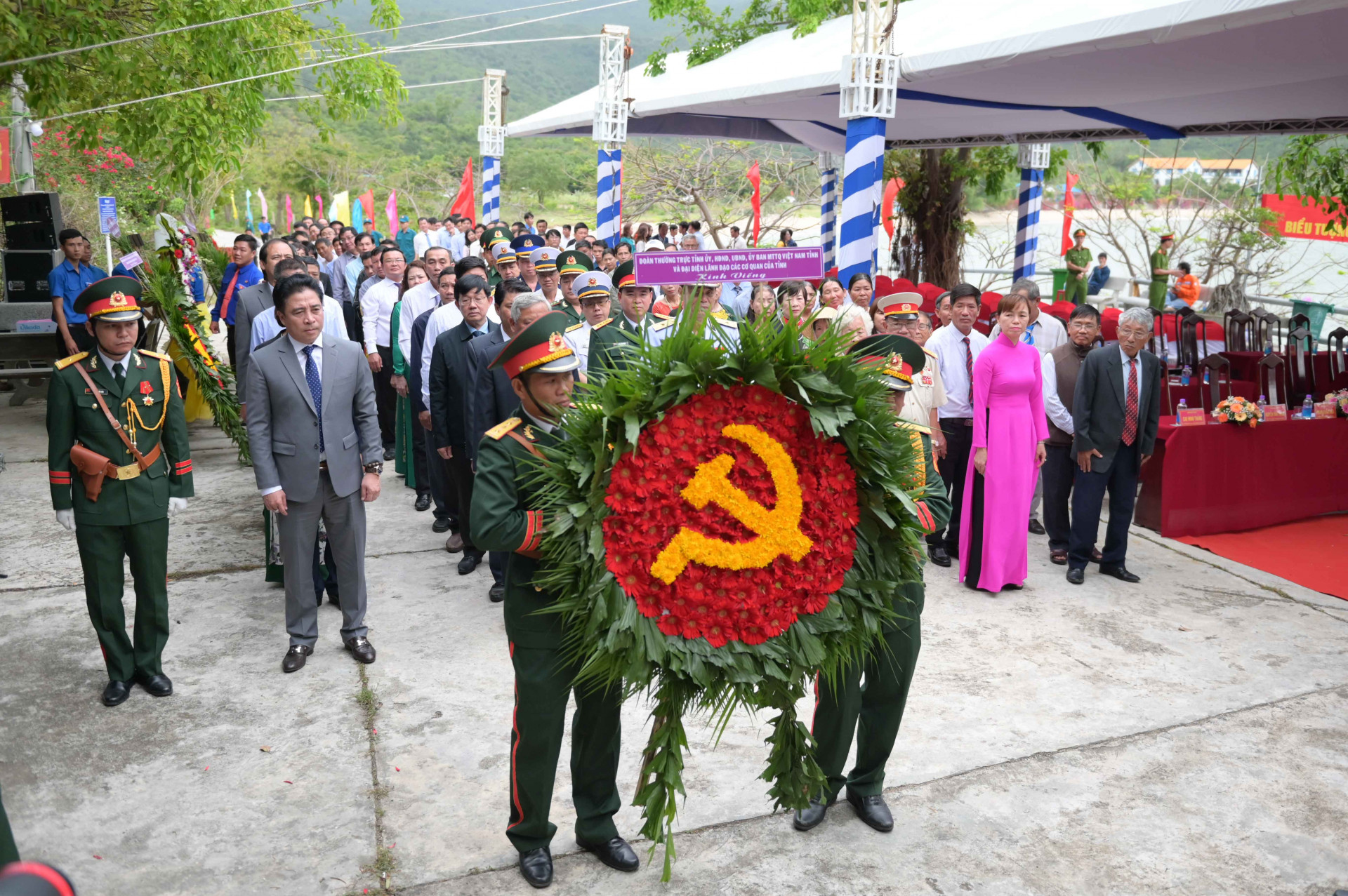 Đoàn đại biểu Tỉnh ủy, HĐND, UBND, Uỷ ban MTTQ Việt Nam tỉnh cùng các đoàn đại biểu tiến hành lễ dâng hương, dâng hoa tưởng niệm các anh hùng, liệt sĩ tàu C235