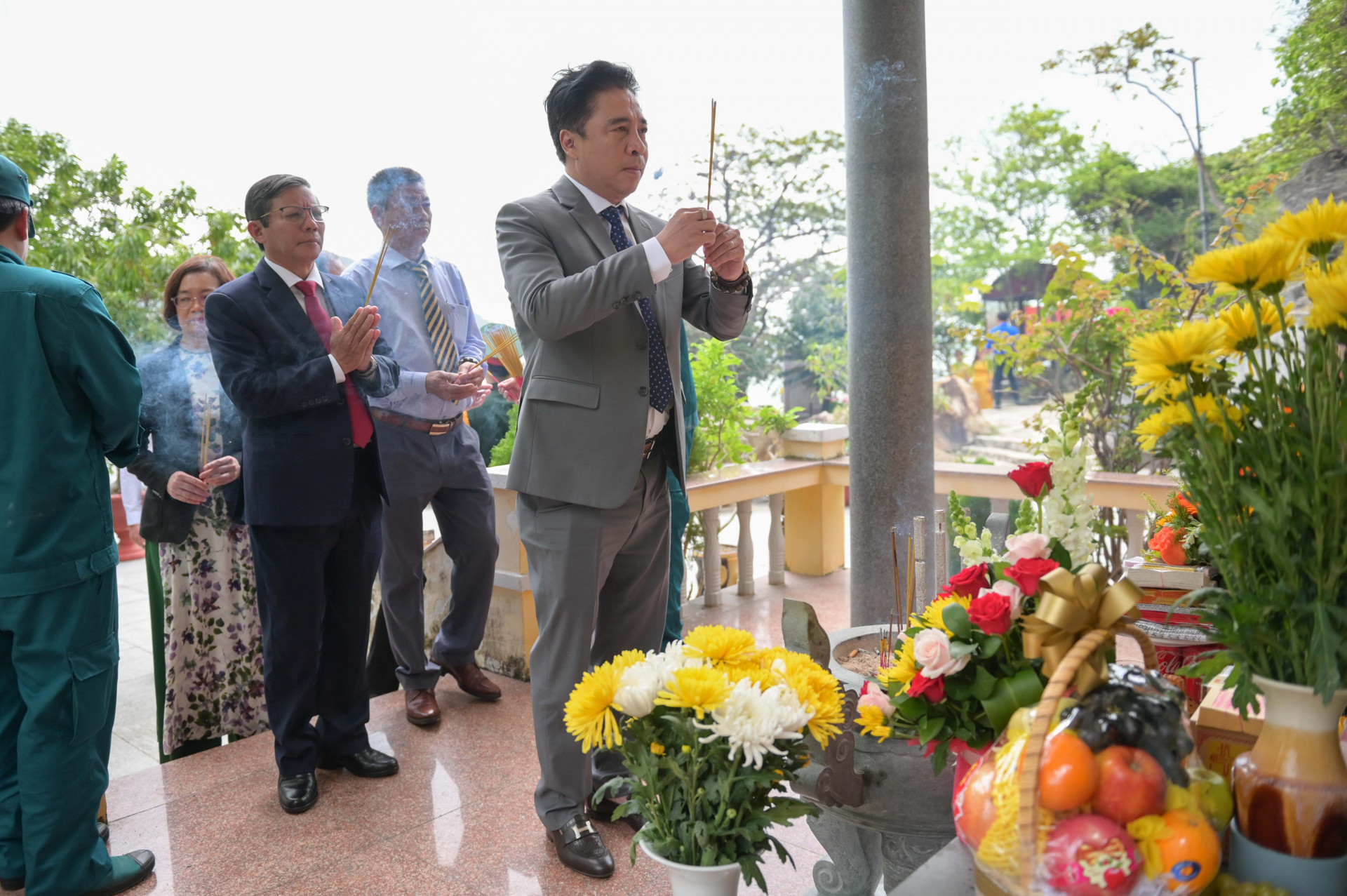 Đồng chí Nguyễn Khắc Toàn dâng hương tưởng niệm các anh hùng, liệt sĩ