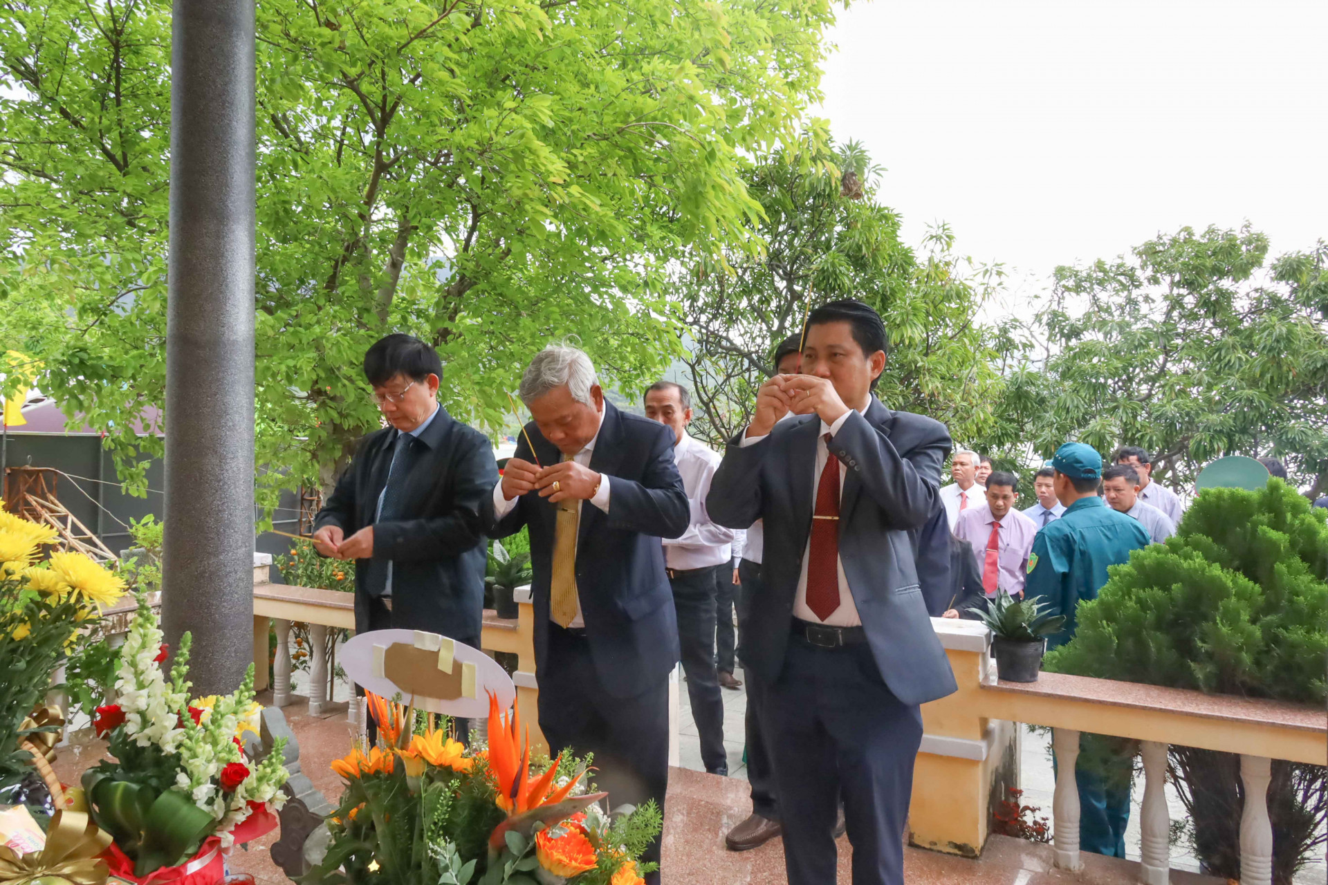 Đoàn đại biểu thị xã Ninh Hoà dâng hương tưởng niệm