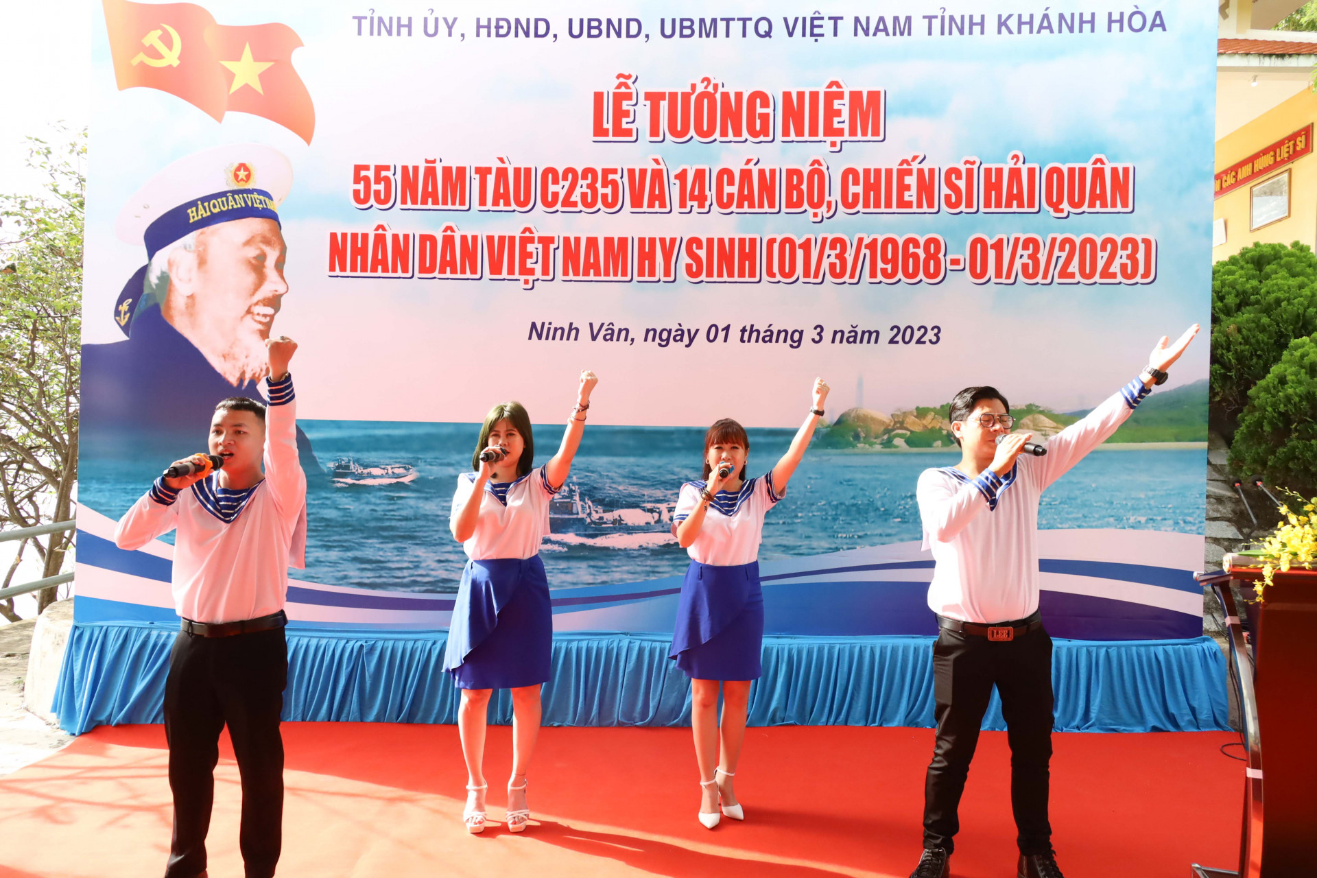 Tiết mục văn nghệ với chủ đề ca ngợi các chiến sĩ Hải quân nhân dân Việt Nam do tuổi trẻ thị xã Ninh Hoà thể hiện