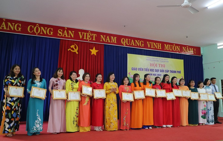 Lãnh đạo Phòng Giáo dục và Đào tạo TP. Nha Trang trao giấy chứng nhận cho các giáo viên dạy giỏi. 