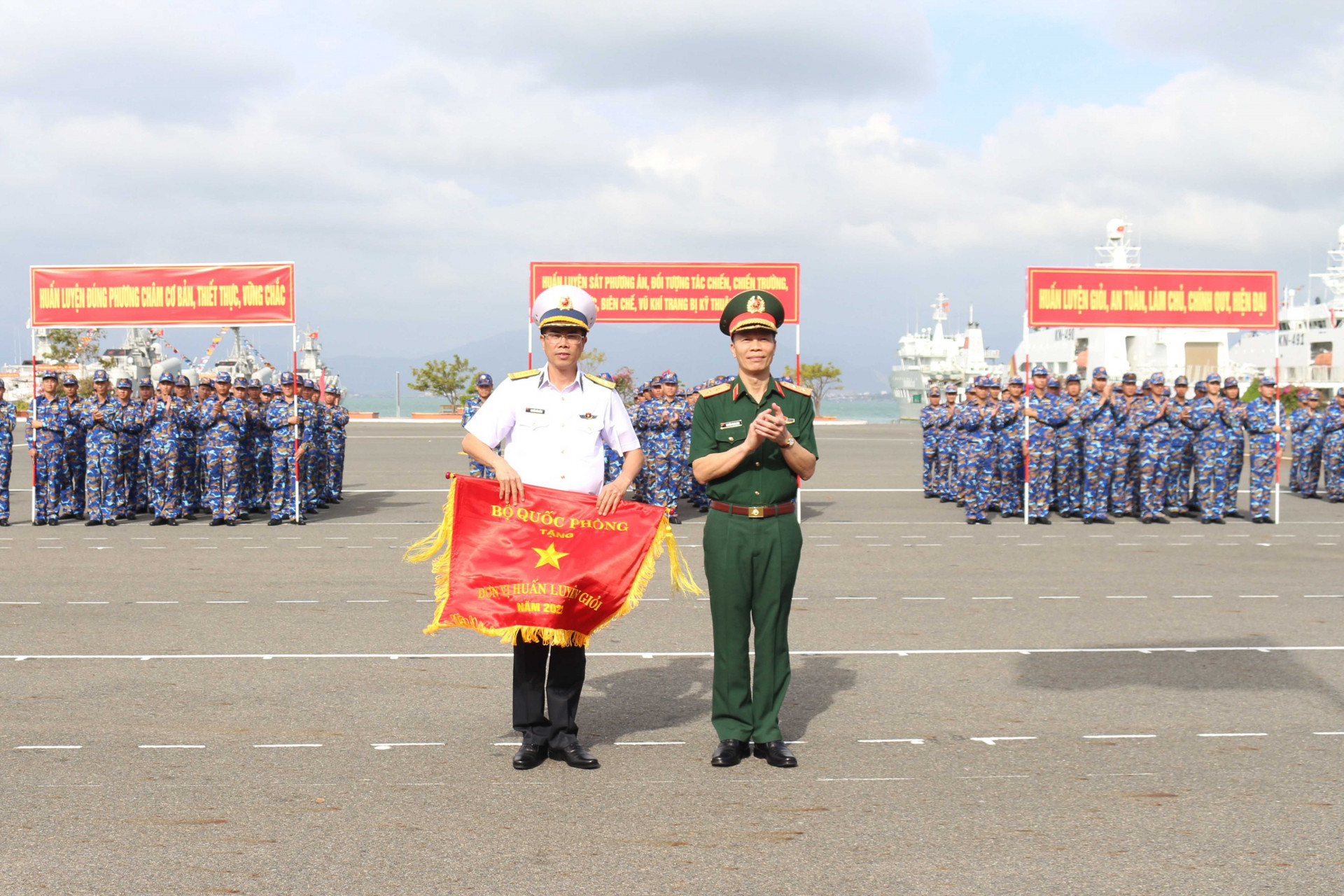 Trung tướng Nguyễn Trọng Bình trao cờ “Đơn vị huấn luyện giỏi” năm 2022 của Bộ Quốc phòng cho Lữ đoàn 162