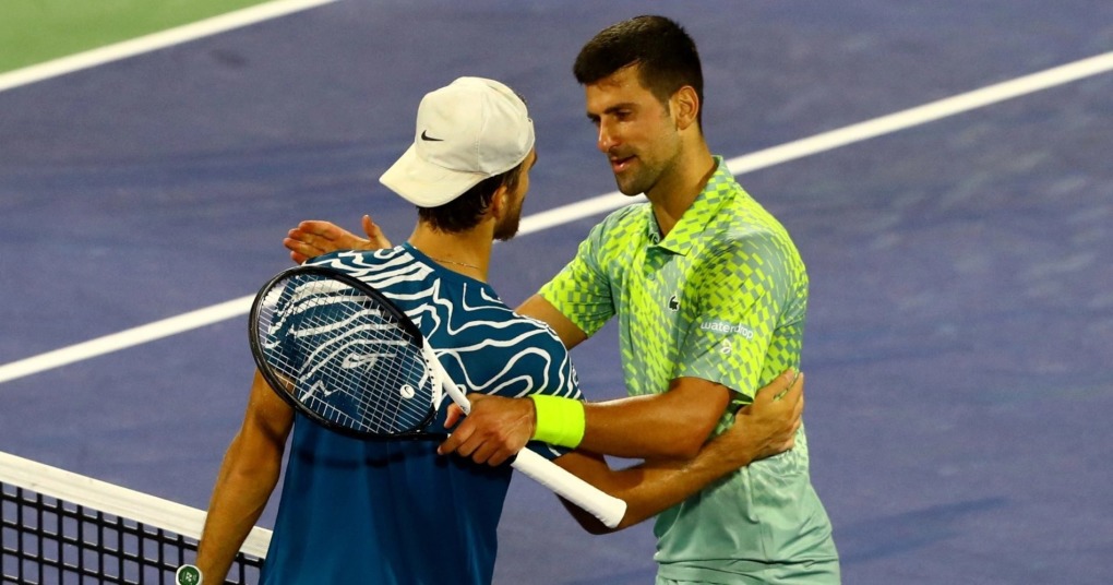 Djokovic (phải) trao đổi với Machac sau trận. Ảnh: AP.