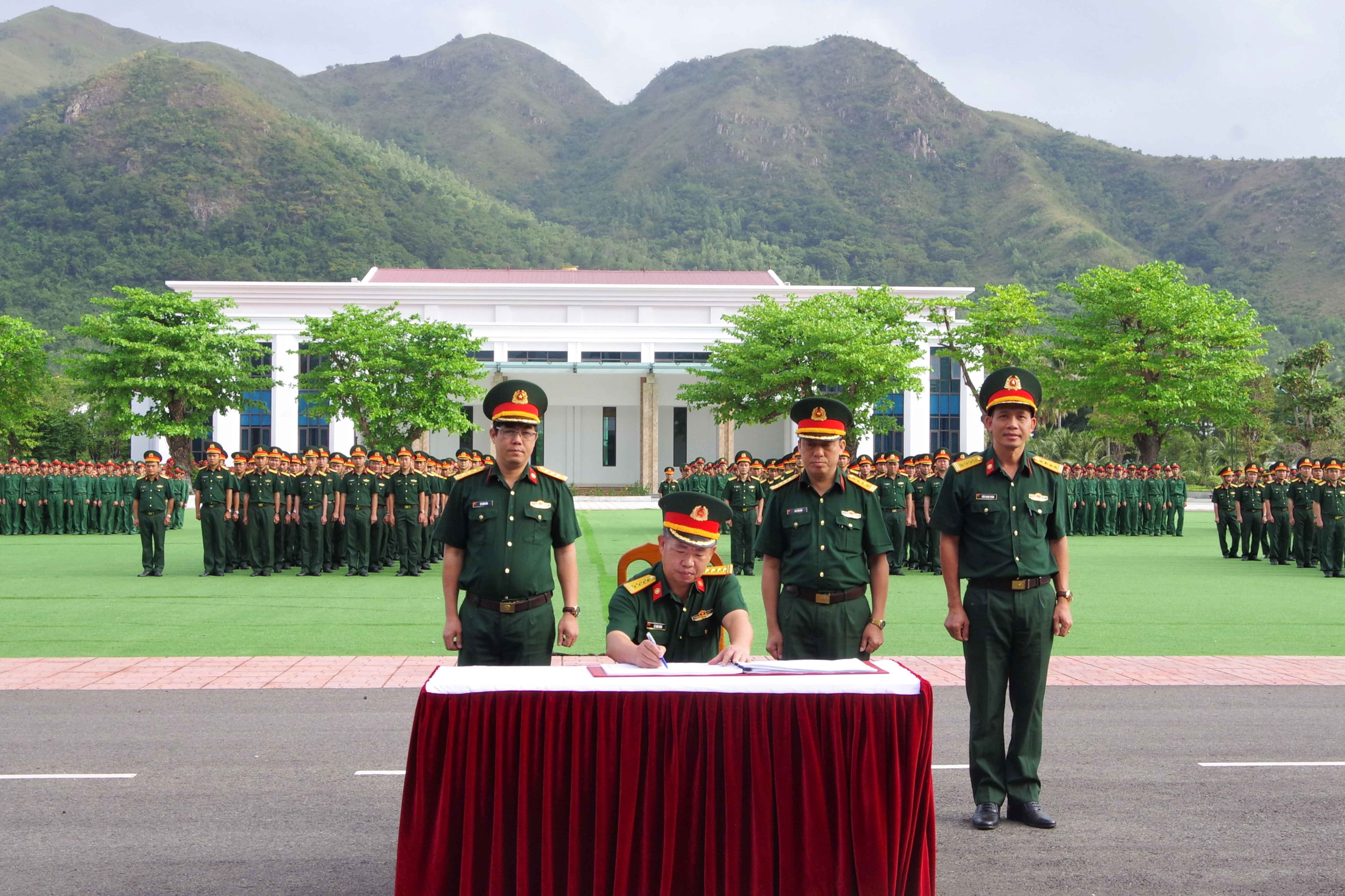 Trường Sĩ quan Thông tin tổ chức lễ ra quân huấn luyện năm 2023