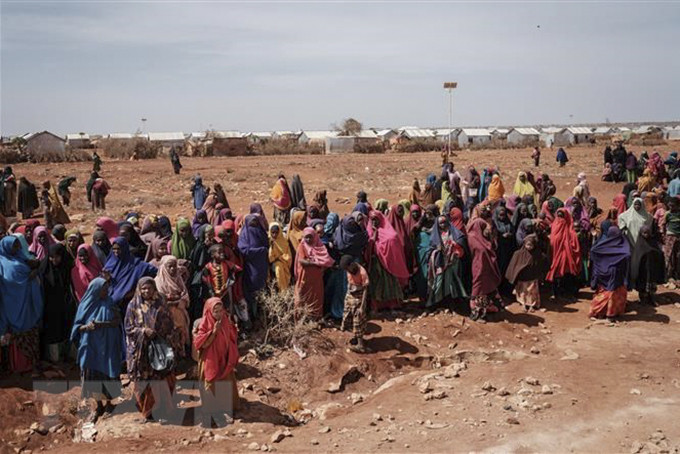 Người dân chờ nhận hàng viện trợ tại một trại tị nạn ở Baidoa, Somalia. (Ảnh: AFP/TTXVN)