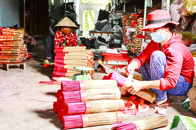 Mô hình làm nhang của phụ nữ thôn Phong Ấp (xã Ninh Bình, thị xã Ninh Hòa).  