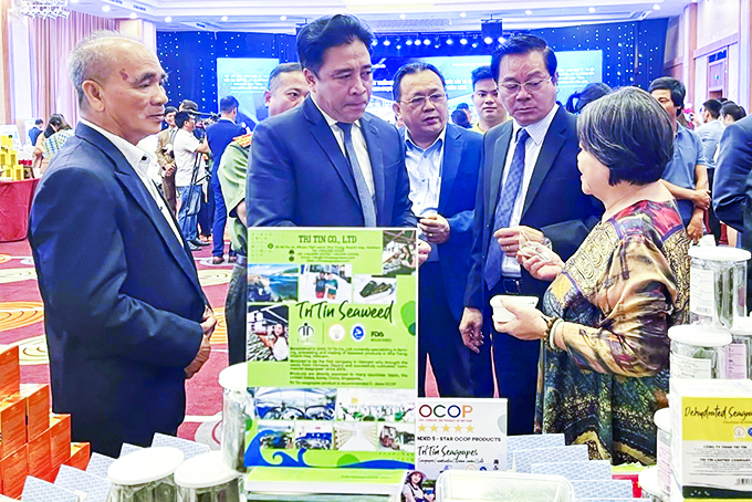 Gian hàng sản phẩm OCOP Khánh Hòa tại hội nghị hợp tác phát triển kinh tế - xã hội Đắk Lắk và Khánh Hòa.