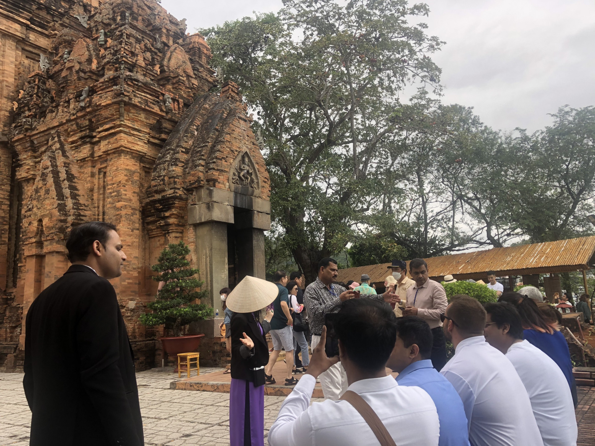  Hướng dẫn viên giới thiệu những nét độc đáo của Khu di tích Tháp Bà Ponagar với đoàn famtrip doanh nghiệp du lịch Ấn Độ.