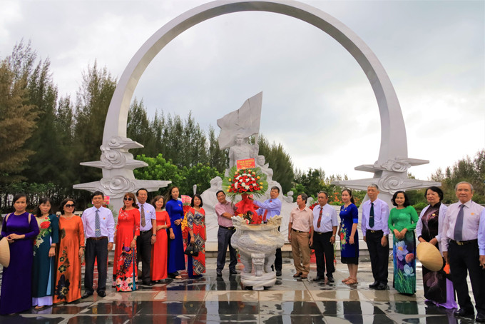 Dâng hương, dâng hoa 