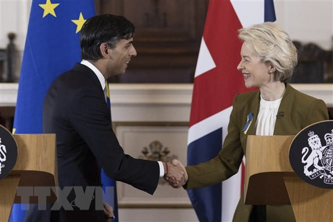 Thủ tướng Anh Rishi Sunak (trái) và Chủ tịch Ủy ban châu Âu (EC) Ursula von der Leyen tại cuộc họp báo chung ở London ngày 27/2/2023. (Ảnh: AFP/TTXVN)