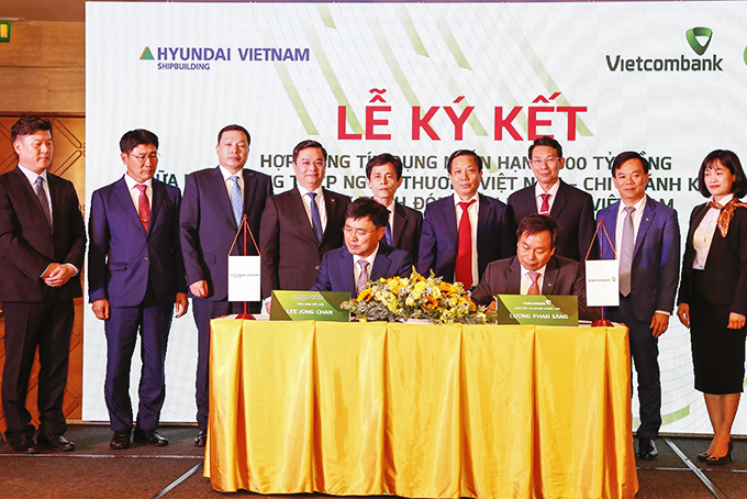 Lễ ký kết hợp đồng tín dụng ngắn hạn 2.600 tỷ đồng của Vietcombank Khánh Hòa  và Công ty TNHH Đóng tàu Hyundai Việt Nam. Ảnh: THIỆN TÂM