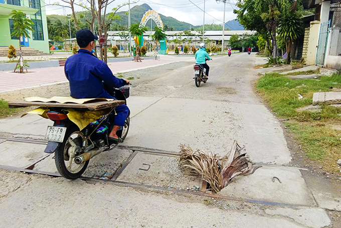 Cần thay mới nắp mương