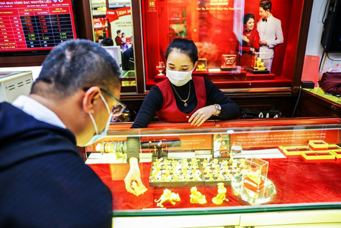 Khách hàng giao dịch vàng tại thị trường Hà Nội.