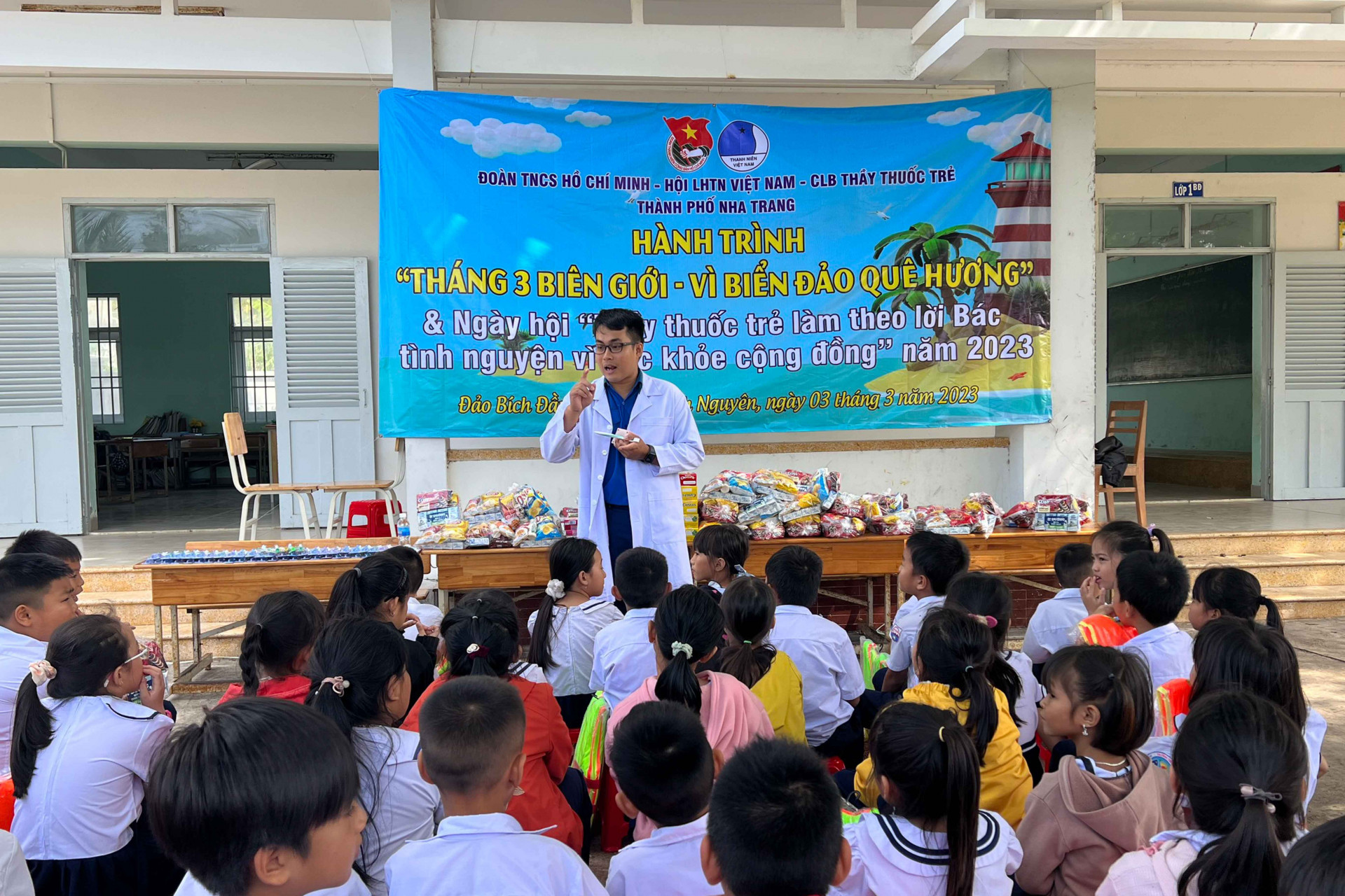 Câu lạc bộ Thầy thuốc trẻ TP. Nha Trang tập huấn chăm sóc răng miệng cho học sinh