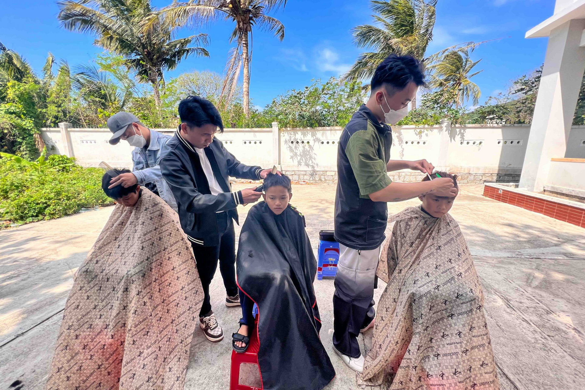 Tại chương trình, các học sinh còn được cắt tóc miễn phí