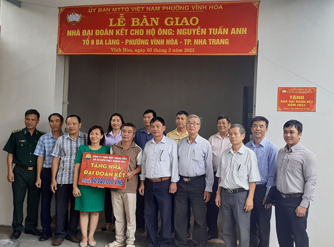 Bàn giao nhà Đại đoàn kết cho hộ cận nghèo