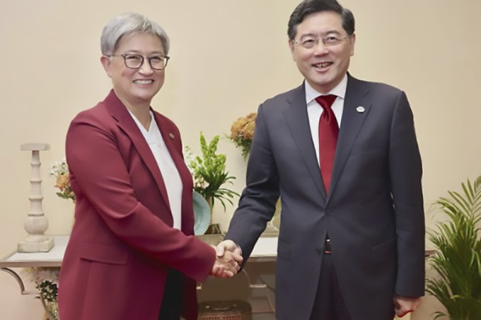 Bộ trưởng Ngoại giao Australia Penny Wong chào đón người đồng cấp mới của Trung Quốc Tần Cương tại G20 ở Ấn Độ. (Nguồn: 9News)