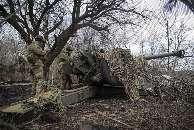 Binh sĩ Ukraine chuẩn bị bắn lựu pháo từ tiền tuyến ở Bakhmut ngày 2/3. Ảnh: Reuters 