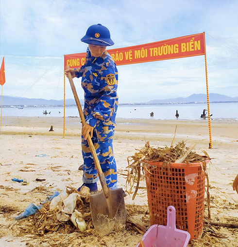 Đoàn viên thu gom rác thải ngoài bãi biển