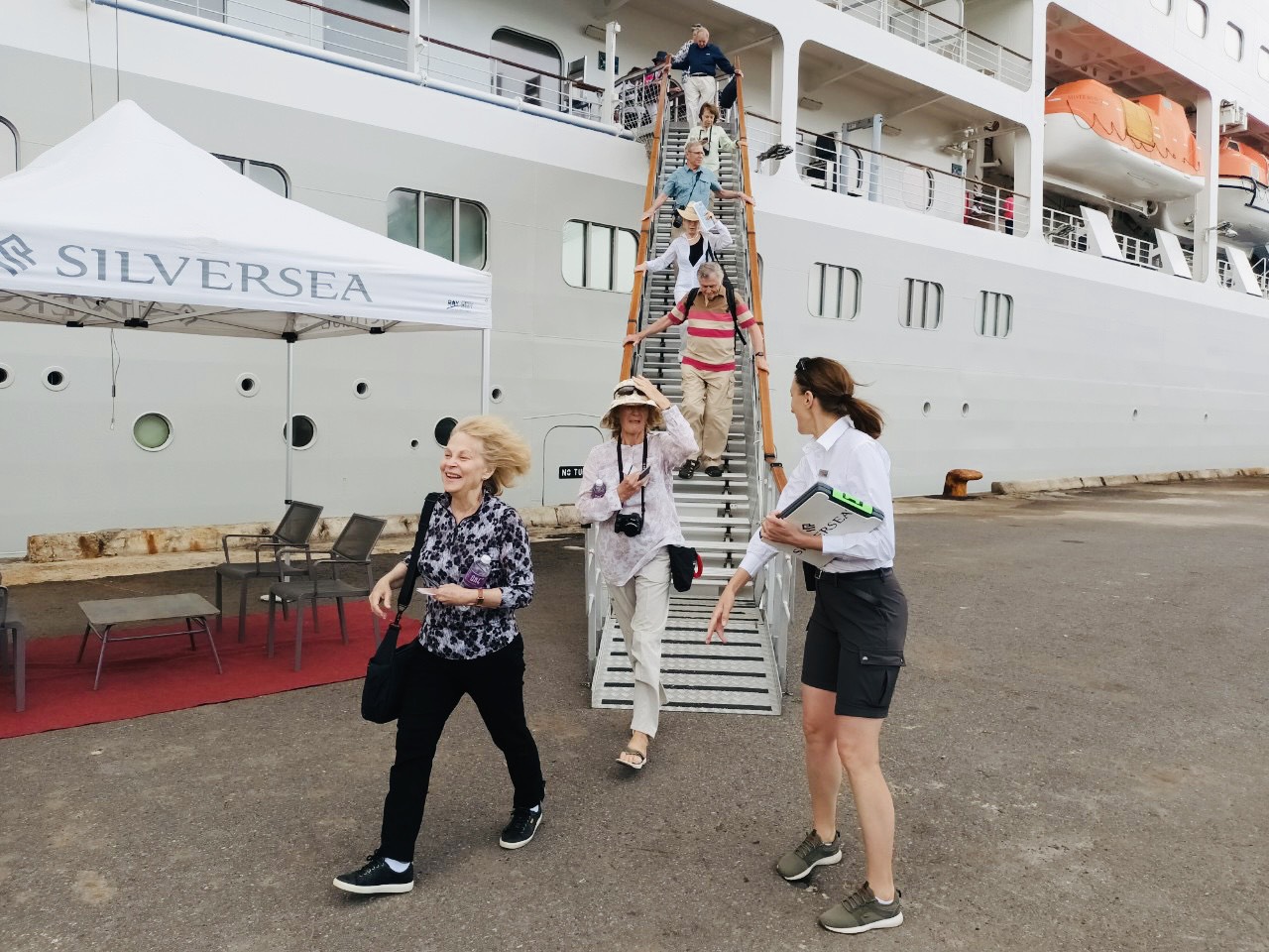 Tàu Silver Muse đưa hơn 400 khách quốc tế đến tham quan Nha Trang